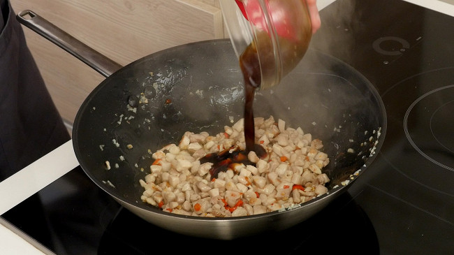 Фото шага рецепта Тайская жареная курица пад-капао 125397 шаг 8