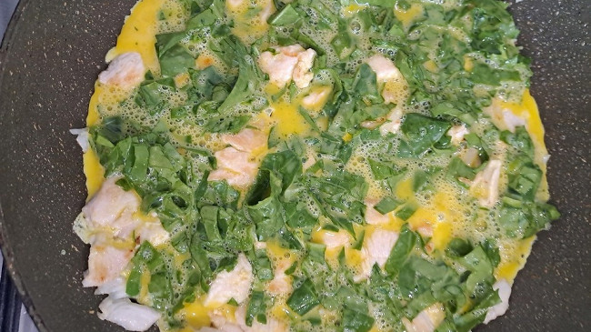 Фото шага рецепта Быстрый завтрак из лаваша и яиц, со шпинатом и куриной грудкой 189381 шаг 9