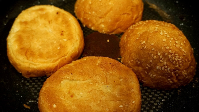 Фото шага рецепта Домашний бургер с мясной котлетой и беконом 53124 шаг 4