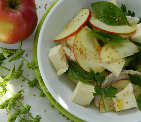 Фотография рецепта Салат с курицей, яблоками и сыром