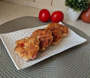 Фотография рецепта Куриные котлеты с помидором и сыром
