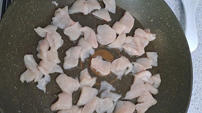 Фото шага рецепта Быстрый завтрак из лаваша и яиц, со шпинатом и куриной грудкой 189381 шаг 2