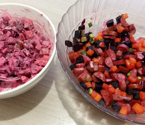 Фотография рецепта Салат с охотничьими колбасками и свеклой