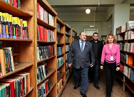 Самарские парламентарии проводят мониторинг библиотек и дарят книги