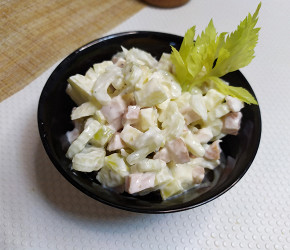 Фотография рецепта Салат с сельдереем и копченой курицей