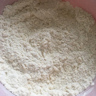 Творожный пирог с малиной и ананасами