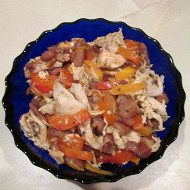 Фасоль с мясом и красным перцем