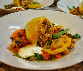 Фотография рецепта Перцы фаршированные печенью и мясом индейки с овощной сальсой
