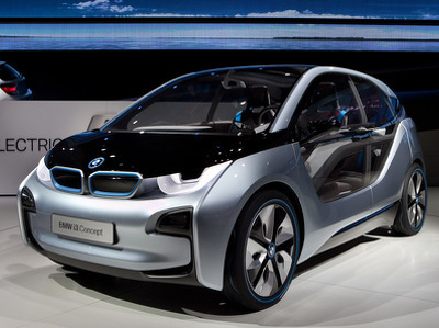 Компания BMW намерена взвинтить продажи электрокаров до небес