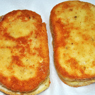 Хрустящие жареные гренки с курицей и сыром