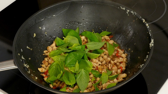 Фото шага рецепта Тайская жареная курица пад-капао 125397 шаг 9