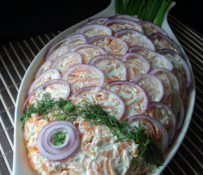 Фотография рецепта Слоеный салат с красной рыбой, рисом и овощами