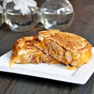 Запеченный бутерброд с сыром и мясом