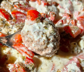 Фотография рецепта Тефтели из говяжье-куриного фарша тушеные с помидорами и чесноком в сметанном соусе