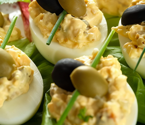 Фотография рецепта Фаршированные яйца с каперсами и анчоусами по-средиземноморски