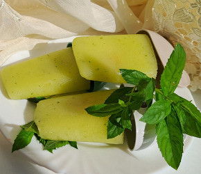 Фотография рецепта Фруктовый лед из дыни с медом и мятой