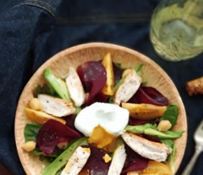 Фотография рецепта Салат с печеной свеклой, куриной грудкой и яицом пашот