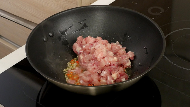 Фото шага рецепта Тайская жареная курица пад-капао 125397 шаг 7