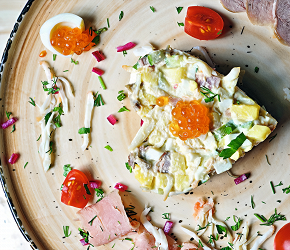 Фотография рецепта Оливье по-шошински с мясом дикой утки, ветчиной и крабами
