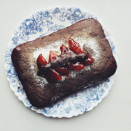 Пирог с вишней, шоколадом и орехами