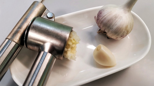 Фото шага рецепта Салат с курицей, сыром и ананасами 42952 шаг 4