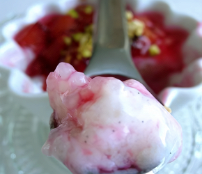 Фотография рецепта Тапиока со сливовым соусом и фисташками