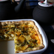Открытый пирог с сыром и луком-пореем