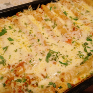 Каннеллони с белой мясной начинкой  под красным соусом