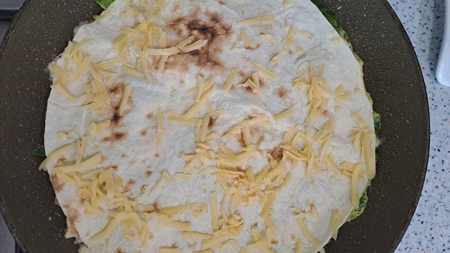 Фото шага рецепта Быстрый завтрак из лаваша и яиц, со шпинатом и куриной грудкой 189381 шаг 10