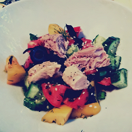 Салат с тунцом и свежими овощами