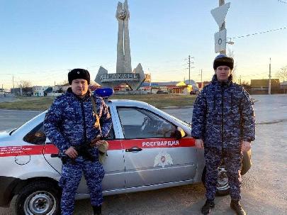 Сотрудники Росгвардии спасли людей на пожаре в Астрахани