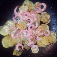 Паста с кабачком, петрушкой и креветками