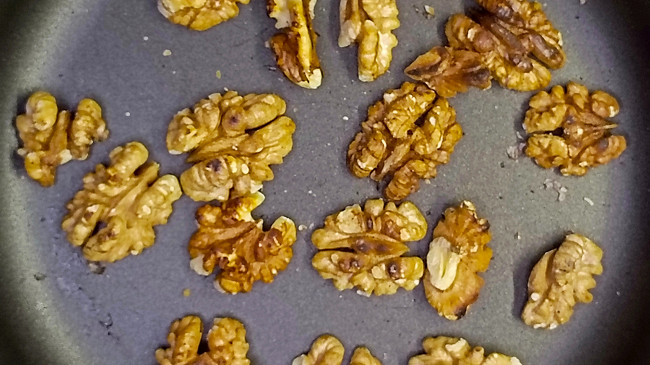 Фото шага рецепта Свиные котлеты на косточке с начинкой из овечьего сыра и орехов 188384 шаг 2