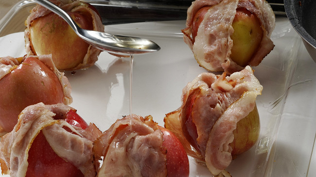 Фото шага рецепта Запеченная курица с яблоками в беконе 29208 шаг 6