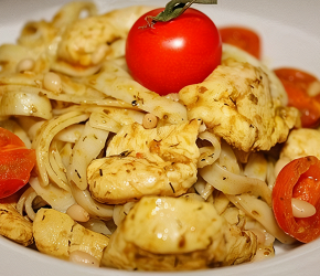 Фотография рецепта Паста с курицей, соусом песто и кедровыми орешками
