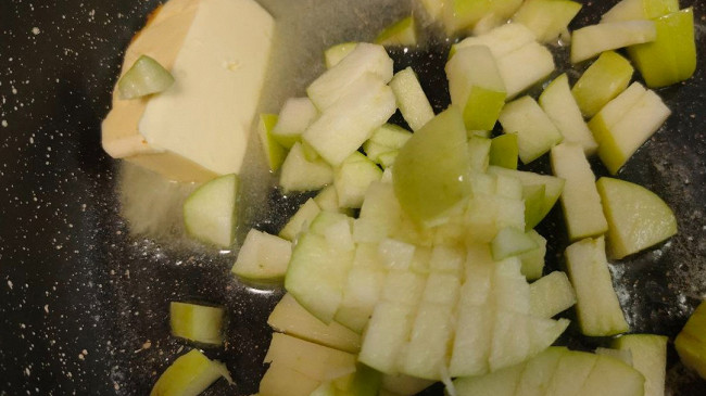 Фото шага рецепта Рулет с яблоком и корицей 188809 шаг 4