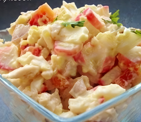 Фотография рецепта Салат с курицей, крабовыми палочками и сладким перцем