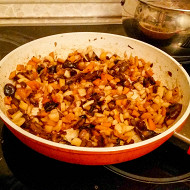 Гречневая лапша с кальмарами, грибами и цедрой