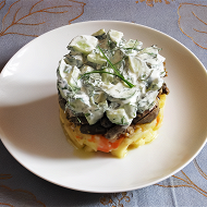 Теплый салат из мясного ассорти со свежей зеленью