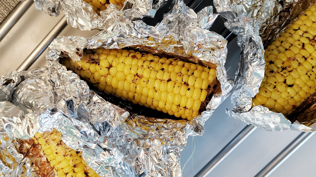 Фото шага рецепта Сливочная пряная кукуруза, запеченная в фольге 152667 шаг 12
