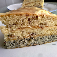 Трехслойный торт с орехами, изюмом и маком
