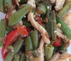 Фотография рецепта Теплый салат с курицей и стручковой фасолью