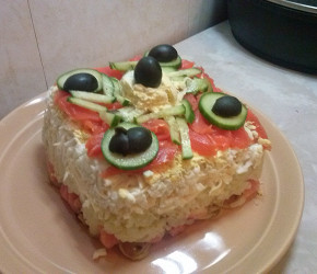 Фотография рецепта Слоеный салат с семгой, яйцами и картофелем под майонезом