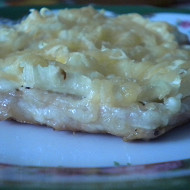Свинина, запеченная с луком и сыром