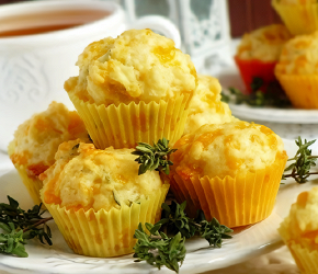 Фотография рецепта Сырные маффины с чесноком и зеленью