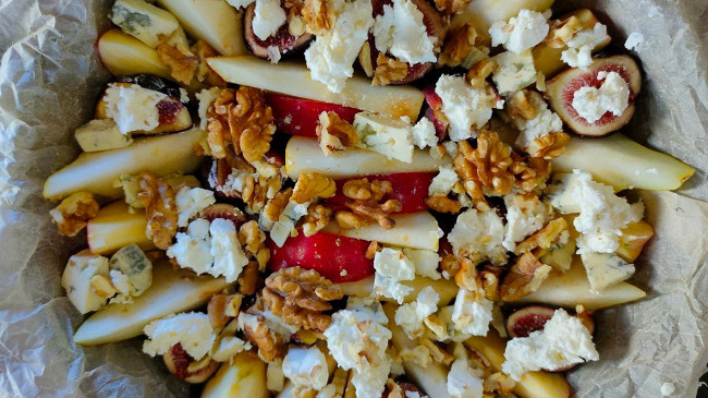 Фото шага рецепта Запеченные фрукты с сыром и орехами 174633 шаг 9