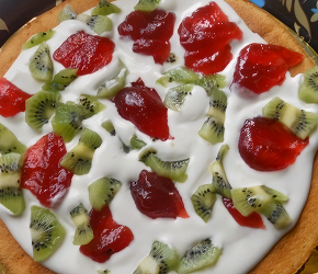 Фотография рецепта Фруктовый салат с клубникой и киви под сметанным соусом