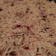Пицца на тонкой основе с грибами и ветчиной