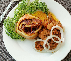 Фотография рецепта Штрудели с курицей, морковью и луком, запеченные в духовке
