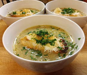Фотография рецепта Луковый суп с гренками и сыром